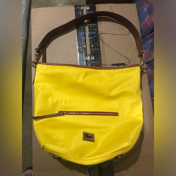 EUC Dooney & Bourke Nylon Hobo Yellow shoulder tote with matching pouch - Picture 5 of 6